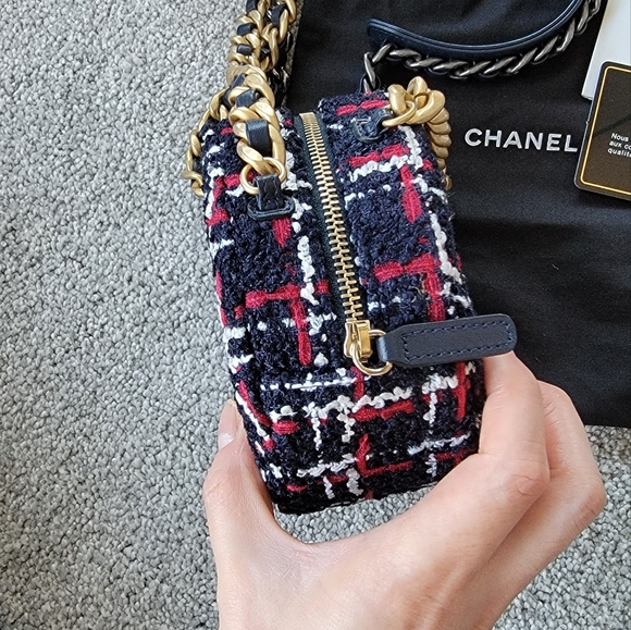 CHANEL 19 Round Clutch on chain tweed - Picture 15 of 16